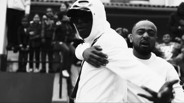 Le sweatshirt blanc avec lunettes intégrées de Ninho dans le clip C'est elle de Alonzo