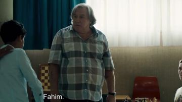 The short sleeve shirt plaid Sylvain (Gérard Depardieu) in Fahim