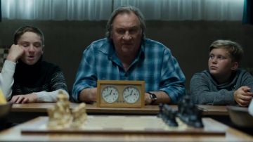 The chess clock wood used by Sylvain (Gérard Depardieu) in Fahim