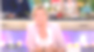 La chaqueta de esmoquin rosa claro de Anne-Élisabeth Lemoine en C à vous