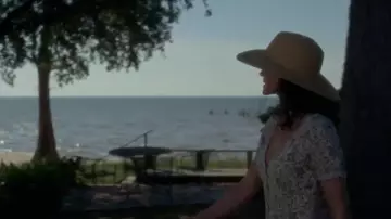 La chapeau de paille porté par Jessie Burlingame (Carla Gugino) dans Jessie