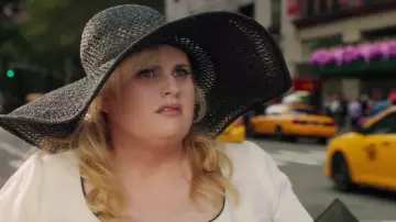 La grand chapeau de paille noir porté par Natalie (Rebel Wilson) dans Isn't It Romantic