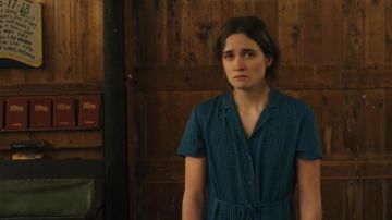 Vestido azul de manga corta usado por Mara (Alice Englert) como se ve en Them That Follow