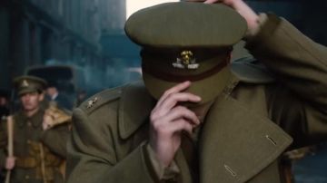 La casquette d'officier britannique de J.R.R. Tolkien (Nicholas Hoult) dans Tolkien