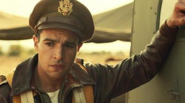 The cap of an officer of the US Army Air Force carried by Yossarian (Christopher Abbott) in Catch-22 S01E01