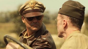 The cap officer Colonel Cathcart (Kyle Chandler) in Catch-22