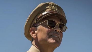 Las gafas de sol usadas por Scheisskopf (George Clooney) en Catch-22 S01E01