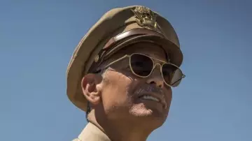 Las gafas de sol usadas por Scheisskopf (George Clooney) en Catch-22 S01E01