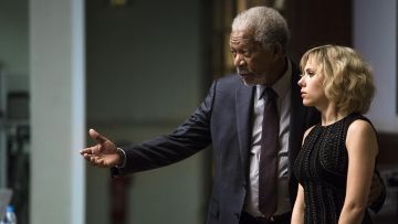 Le costume gris porté par le Professor Norman (Morgan Freeman) dans Lucy