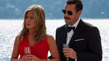 La veste de costume noire de smoking portée par Nick Spitz (Adam Sandler) dans Murder Mystery