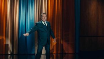 La veste de costume cintrée portée par Murray Franklin (Robert De Niro) dans Joker