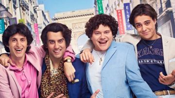 La veste de costume rose portée par Yvan (Jeremy Lewin) sur l'affiche de La Vérité si je mens ! Les débuts