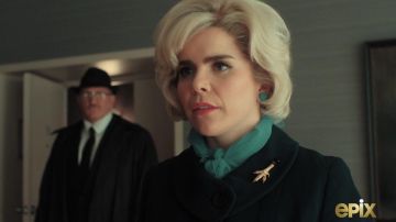 Le foulard vert de Bet Sykes (Paloma Faith) dans Pennyworth (S01E01)