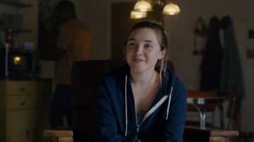 Le sweatshirt à capuche porté par Dani (Florence Pugh) dans Mid­som­mar