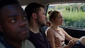 Le t-shirt rose porté par Dani (Florence Pugh) dans Mid­som­mar