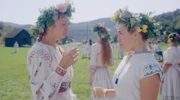 La couronne de fleurs porté par Dani (Florence Pugh) dans Mid­som­mar