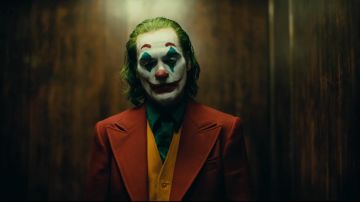 The shirt dark green worn by Arthur Fleck / Joker (Joaquin Phoenix) in Joker