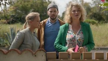 La blusa estampada de Candice Renoir (Cécile Bois) en Candice Renoir (S07E02)