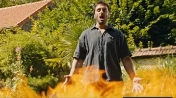 La chemise à manches courtes gris foncé de Franck (Pio Marmaï) dans Je promets d'être sage