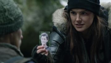 Le bonnet noir porté par Clair Hamilton (Gina Carano) dans Daughter of the wolf