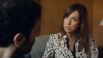 La blusa dálmata de manga larga de Sybille (Léa Drucker) en I Promise to Be Wise