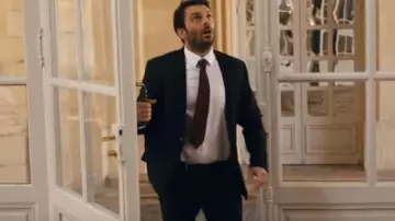 La cravate bordeaux de Franck (Pio Marmaï) dans Je promets d'être sage