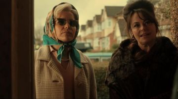 The white coat in wool Bet Sykes (Paloma Faith) in Pennyworth (S01E01)