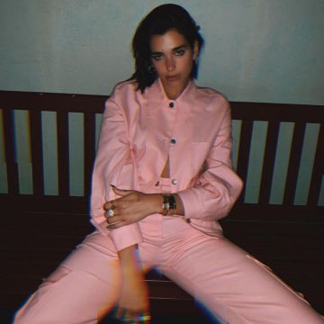 Le pantalon rose porté par Dua Lipa sur son compte Instagram