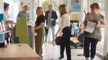 Los pantalones negros de zanahoria de cintura alta de Sybille (Léa Drucker) en Prometo ser sabio