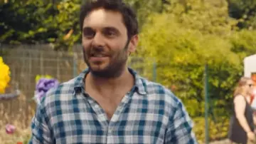 La chemise à carreaux bleus de Franck (Pio Marmaï) dans Je promets d'être sage