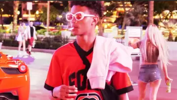 Las gafas de sol blancas de Luv Resval en su video musical Celebration feat. Alkpote