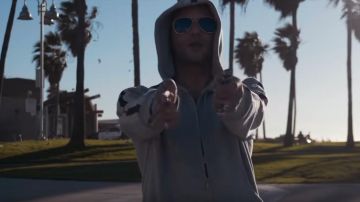 La chaqueta gris con cremallera de Gucci usada por Alkpote en el clip Celebration of Luv Resval