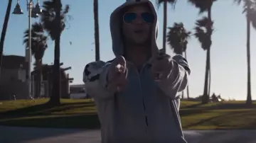 La veste grise zippée Gucci portée par Alkpote dans le clip Célébration de Luv Resval