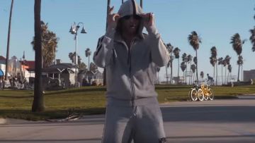 Los pantalones cortos con bandas de Gucci usados por Alkpote en el clip de celebración de Luv Resval