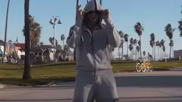 Le short à bandes Gucci porté par Alkpote dans le clip Célébration de Luv Resval