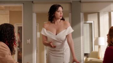 La robe blanche de Rebecca Bunch (Rachel Bloom) dans Crazy Ex-Girlfriend (S03E01)