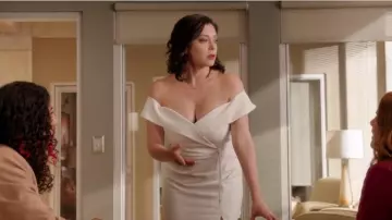 La robe blanche de Rebecca Bunch (Rachel Bloom) dans Crazy Ex-Girlfriend (S03E01)