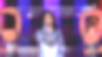 Le Maillot 1 pièce tie dye à manches longues de Mabel dans Tous à Nice pour son titre Don't Call Me Up