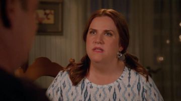 Les boucle d'oreilles de Paula Proctor (Donna Lynne Champlin) dans Crazy Ex-Girlfriend (S03E01)