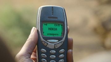 The Nokia mobile phone 3310 in Iron Sky: The Coming Race