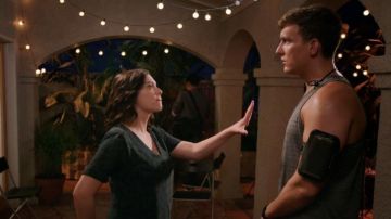 Les chaises pliantes IKEA apercues dans Crazy Ex-Girlfriend S03E01