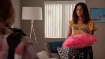 Le coussin rose de Heather Davis (Vella Lovell) dans Crazy Ex-Girlfriend (S03E01)