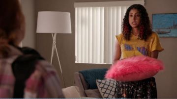 La lámpara de pie blanca vista en Crazy Ex-Girlfriend (S03E01)