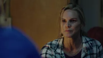 Camisa a cuadros blanca, gris y rosa usada por Claire Porter (Kate Drummond) en Secret in a Small Town / Nowhere