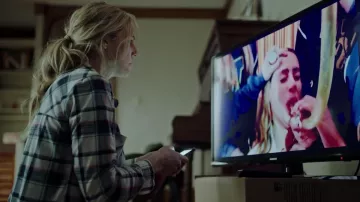 Samsung TV de pantalla plana como se ve en Secret in a Small Town / Nowhere