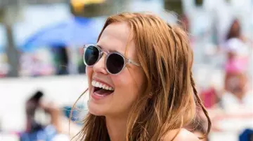 Les lunettes de soleil portées par Shadia (Zoey Deutch) dans Dirty Papy