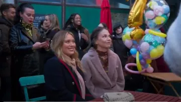 Gucci les Canalisations de Double-Breasted Manteau porté par Kelsey Peters (Hilary Duff) chez les Jeunes (Season06 Episode02)