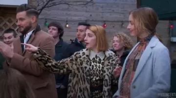 Miu Miu Brocade Leopard Dress usado por Lauren Heller (Molly Bernard) en Younger (Temporada06 Episodio02)