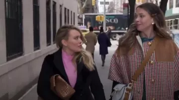 Dries Van Noten Gran clutch de charol estampado de cocodrilo usado por Kelsey Peters (Hilary Duff) en Younger (Temporada06 Episodio02)