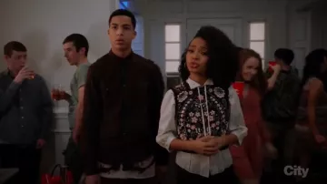Crop Top bordado sin mangas de aguja e hilo usado por Zoey Johnson (Yara Shahidi) en negro (Temporada03 Episodio20)
